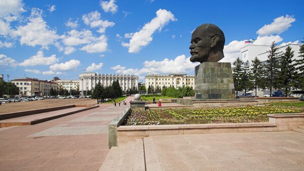 Памятник Владимиру Ленину на центральной площади Улан-Удэ - Sputnik Латвия