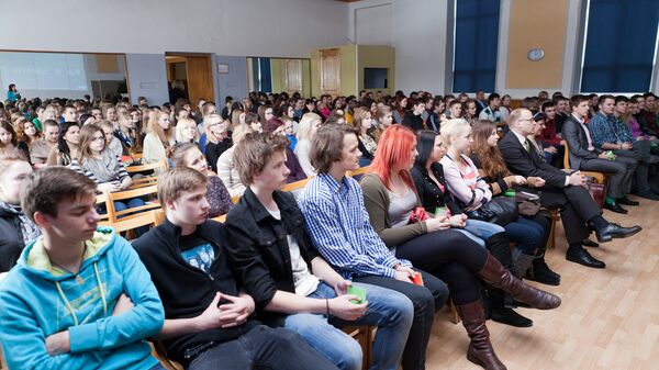 Молодые люди в зале - Sputnik Латвия