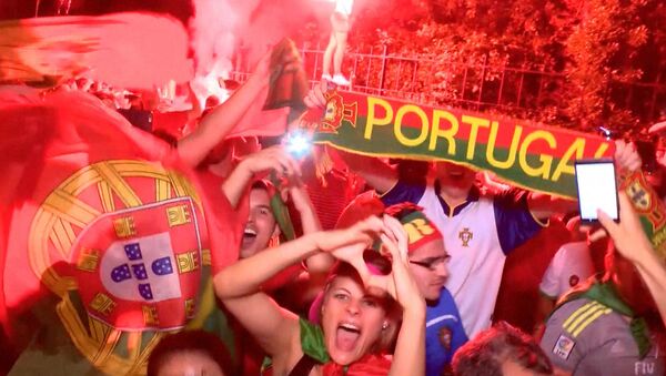 Ликующие португальцы и грустные французы в Париже после финала Евро-2016 - Sputnik Латвия