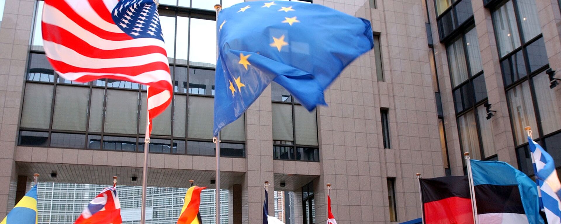 Флаги США и ЕС в Брюсселе - Sputnik Латвия, 1920, 01.02.2022
