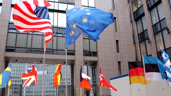 Флаги США и ЕС в Брюсселе - Sputnik Латвия