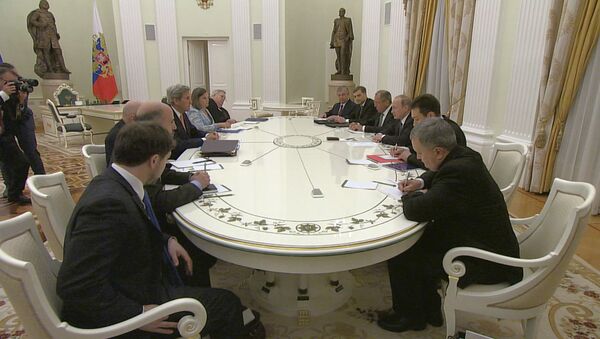 Путин и Керри в Кремле обсудили двусторонние отношения между РФ и США - Sputnik Латвия