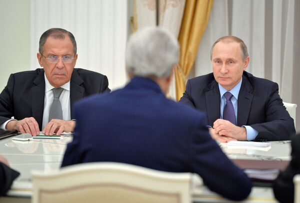 Встреча президента РФ В.Путина с госсекретарем США Д.Керри Встреча президента РФ В.Путина с госсекретарем США Д.Керри - Sputnik Латвия