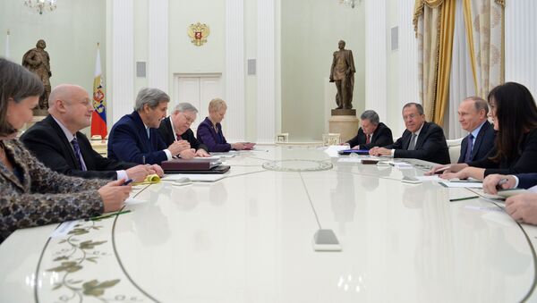 Встреча президента РФ В.Путина с госсекретарем США Д.Керри - Sputnik Latvija
