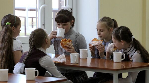 Школьники в столовой - Sputnik Латвия