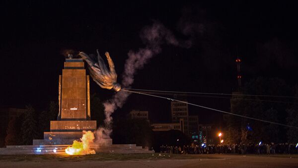 В Харькове снесли памятник Ленину - Sputnik Латвия
