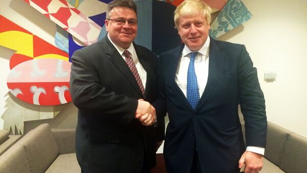 Министр иностранных дел Литвы Линас Линкявичюс и министр иностранных дел Великобритании Борис Джонсон на встрече в Брюсселе - Sputnik Латвия