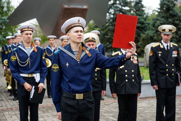 Матросы 72-й Гвардейской авиабазы морской авиации Балтийского флота принимают присягу у памятника лётчикам Балтики Матросы 72-й Гвардейской авиабазы морской авиации Балтийского флота принимают присягу у памятника лётчикам Балтики - Sputnik Латвия