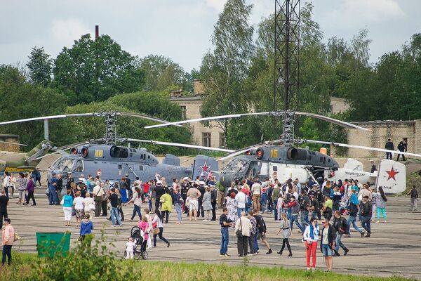 Жители и гости Черняховска на празднике в честь столетия авиации ВМФ России и Балтийского флота Жители и гости Черняховска на празднике в честь столетия авиации ВМФ России и Балтийского флота - Sputnik Латвия