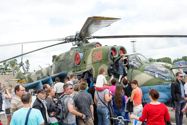 Самые любопытные участники праздника, посвящённого столетию авиации ВМФ России и Балтийского флота, в Черняховске Самые любопытные участники праздника, посвящённого столетию авиации ВМФ России и Балтийского флота, в Черняховске - Sputnik Латвия