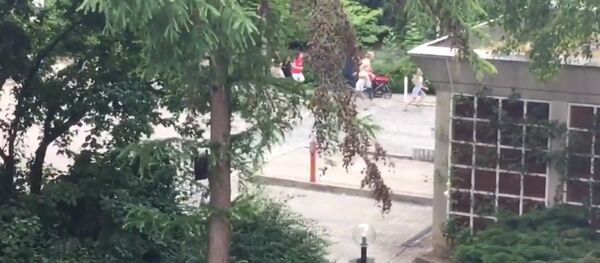 Первые кадры с места стрельбы в торговом центре Мюнхена Первые кадры с места стрельбы в торговом центре Мюнхена - Sputnik Латвия