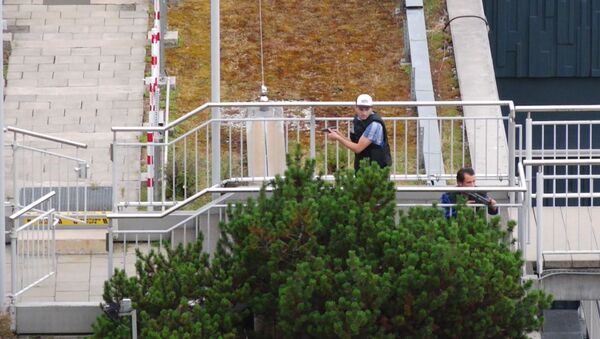 Полиция начала спецоперацию на месте стрельбы в Мюнхене. Видео - Sputnik Латвия