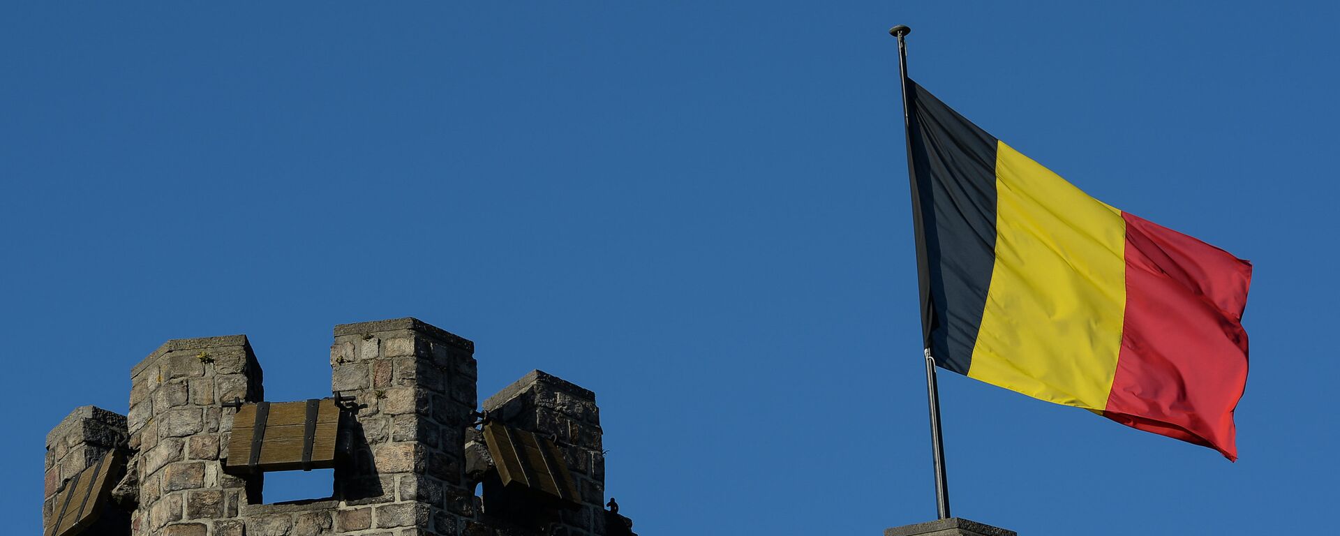 Флаг Бельгии на башне замка графов Фландрии в Генте. Архивное фото - Sputnik Латвия, 1920, 04.06.2022