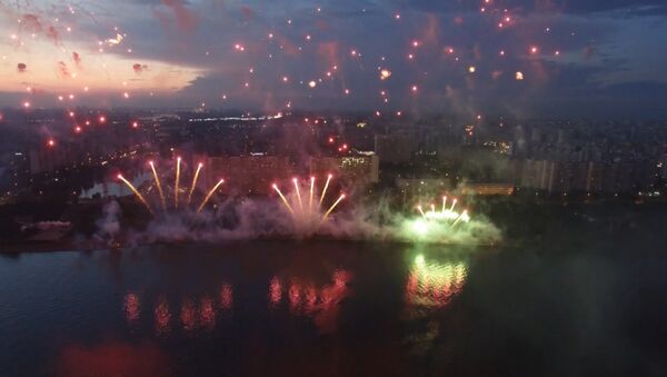 Шоу фейерверков в Москве. Съемка с дрона - Sputnik Латвия