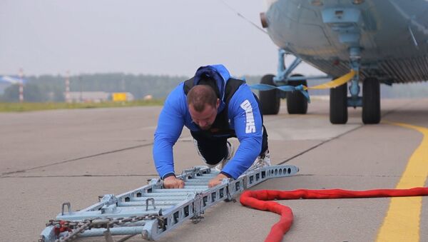 Рекорд белорусского силача: стронгмен на 20 метров протащил вертолет Ми-26 - Sputnik Латвия