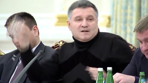 Аваков бросил в Саакашвили стакан с водой. Кадры инцидента - Sputnik Латвия