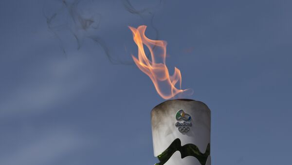 Горящий факел Олимпийских игр в Рио-де -Жанейро - Sputnik Латвия