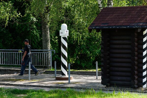 Житель Латвии пересекает границу в сторону Эстонии Житель Латвии пересекает границу в сторону Эстонии - Sputnik Латвия