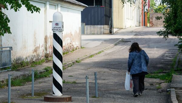 Житель Латвии пересекает границу в сторону Эстонии - Sputnik Латвия