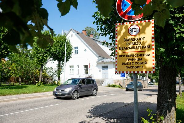 Предупреждающий знак на латвийско-эстонской границе - Sputnik Латвия