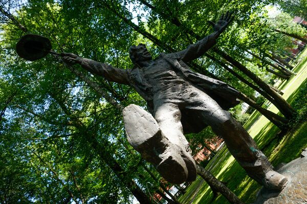 Памятник книжному герою, романтику Томасу Нипернаади в Валге Памятник книжному герою, романтику Томасу Нипернаади в Валге - Sputnik Латвия