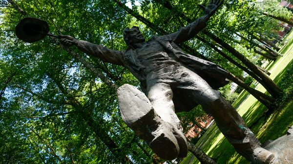 Памятник книжному герою, романтику Томасу Нипернаади в Валге - Sputnik Латвия