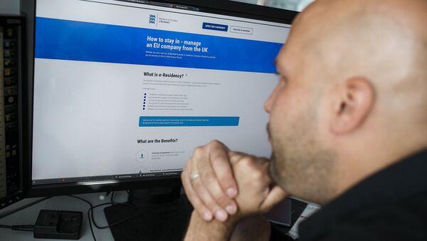 Interneta resursa pārlūkošana datora monitorā - Sputnik Latvija