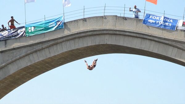 Прыжки с моста в воду: как состязались смельчаки в Боснии и Герцеговине - Sputnik Латвия