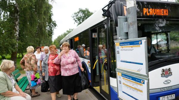 Pasažieri autobusa pieturā - Sputnik Latvija