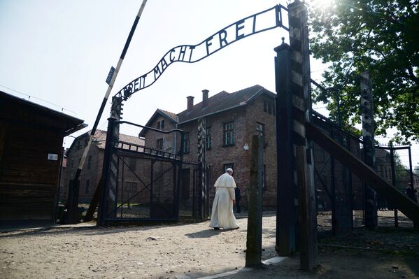 Папа Римский Франциск посетил бывший концлагерь Аушвиц-Биркенау в Освенциме - Sputnik Латвия