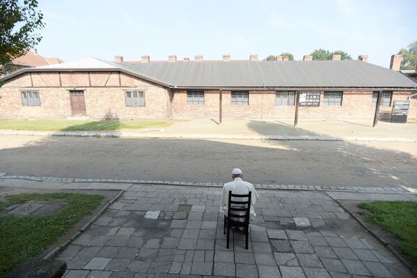 Папа Римский Франциск посетил бывший концлагерь Аушвиц-Биркенау в Освенциме - Sputnik Латвия