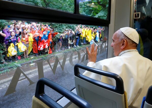 Папа Римский поехал обычным городским трамваем - Sputnik Латвия
