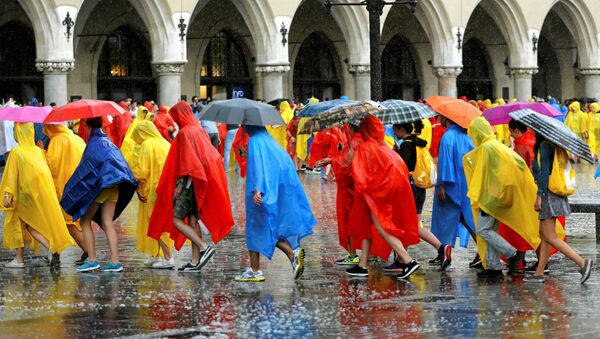 Паломники во время сильного дождя на главной площади в Кракове - Sputnik Латвия
