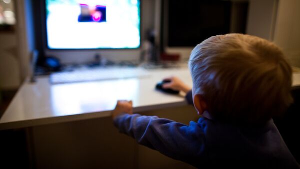 Bērns pie datora. Ilustratīva fotogrāfija - Sputnik Latvija