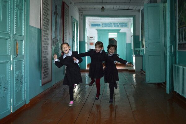 Деревенская школа, 3 место в номинации Краски мира. Гармония жизни (серии) - Sputnik Латвия