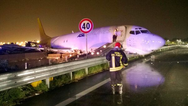 Грузовой самолет Boeing 737-300, принадлежащий компании DHL, выкатился за пределы взлётно-посадочной полосы после посадки в аэропорту итальянского города Бергамо - Sputnik Латвия
