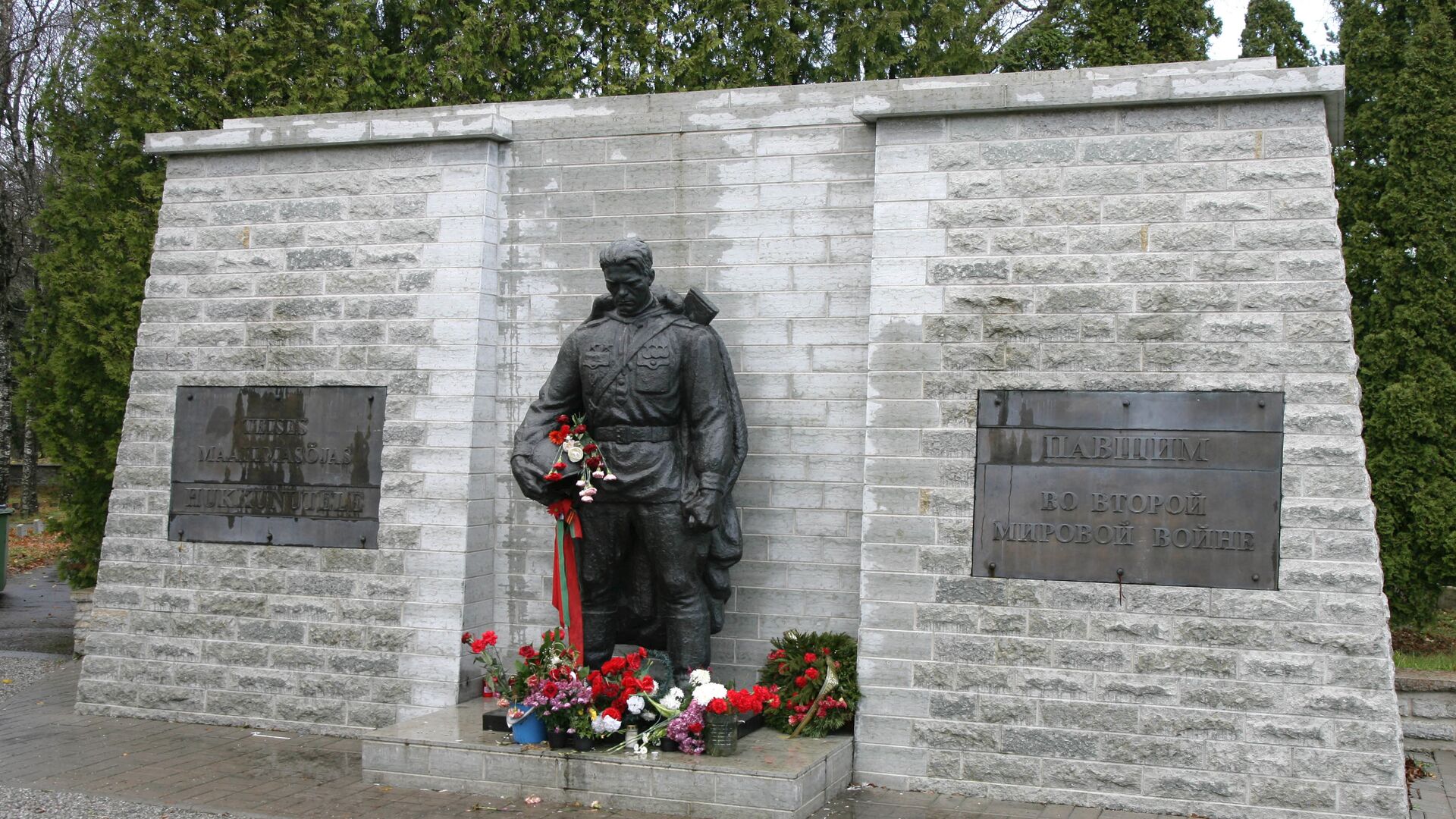 Монумент Воину-Освободителю Бронзовый солдат - Sputnik Латвия, 1920, 26.04.2022