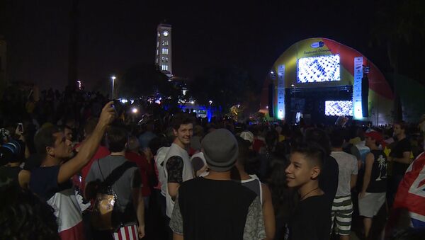 Люди на площади в Рио-де-Жанейро на большом экране смотрели открытие Олимпиады - Sputnik Латвия