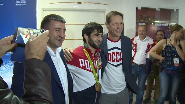 Первый российский чемпион ОИ-2016 показал завоеванную золотую медаль - Sputnik Латвия