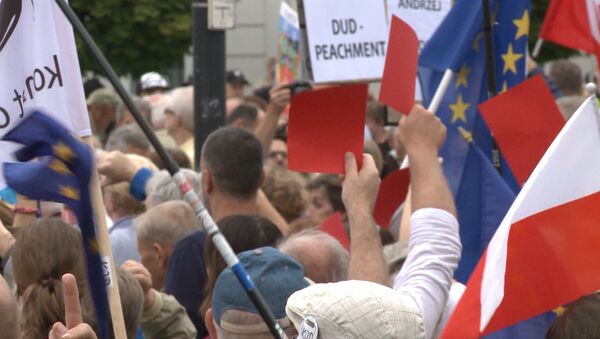 Сотни жителей Варшавы вышли на митинг против президента Польши Анджея Дуды - Sputnik Latvija