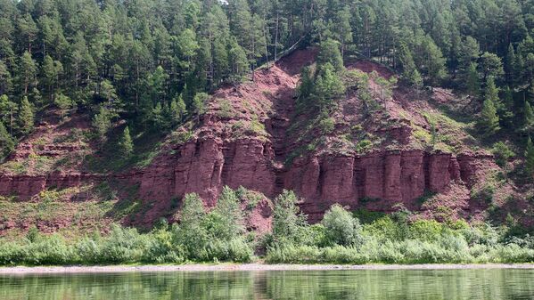 Красные скалы по берегам великой реки Лена неподалеку от поселка Жигалово - Sputnik Латвия