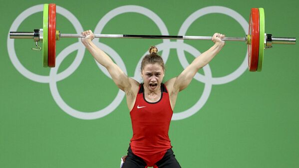 Латвийский атлет Ребека Коха выступила в финале соревнований по тяжелой атлетике на Олимпиаде в Рио - Sputnik Латвия