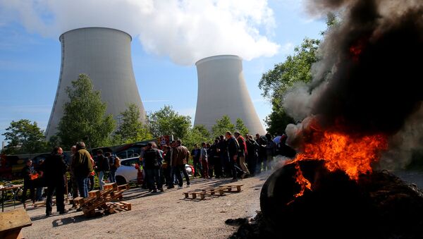 Протестущие рабочие возле АЭС Ножан-сюр-Марн во Франции - Sputnik Latvija