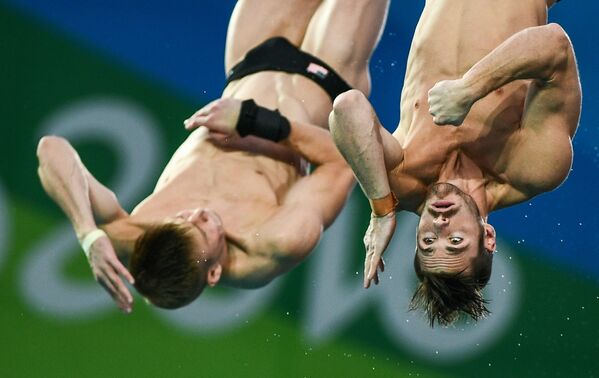 Олимпиада 2016. Синхронные прыжки в воду. Мужчины. Вышка 10 м - Sputnik Латвия