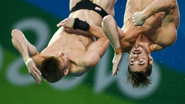 Олимпиада 2016. Синхронные прыжки в воду. Мужчины. Вышка 10 м - Sputnik Latvija