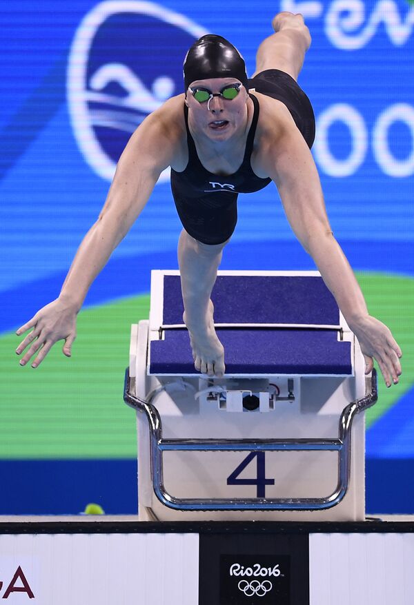 Женский финал в плавании, Американка Лилли Король - Sputnik Латвия