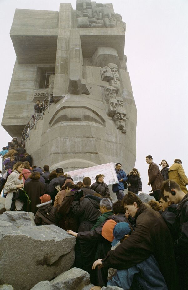 Жители Магадана у монумента Маска скорби - Sputnik Латвия