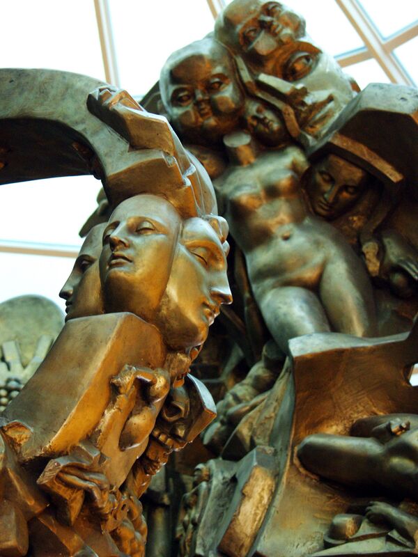 Скульптура Древо Жизни в вестибюле моста Багратион - Sputnik Латвия