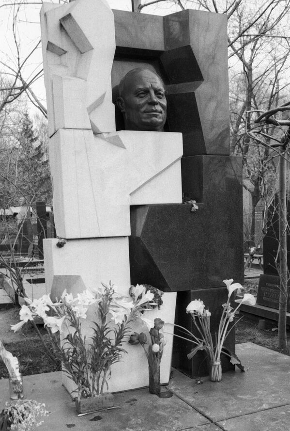 Памятник работы скульптора Эрнста Неизвестного на могиле Никиты Хрущова - Sputnik Латвия