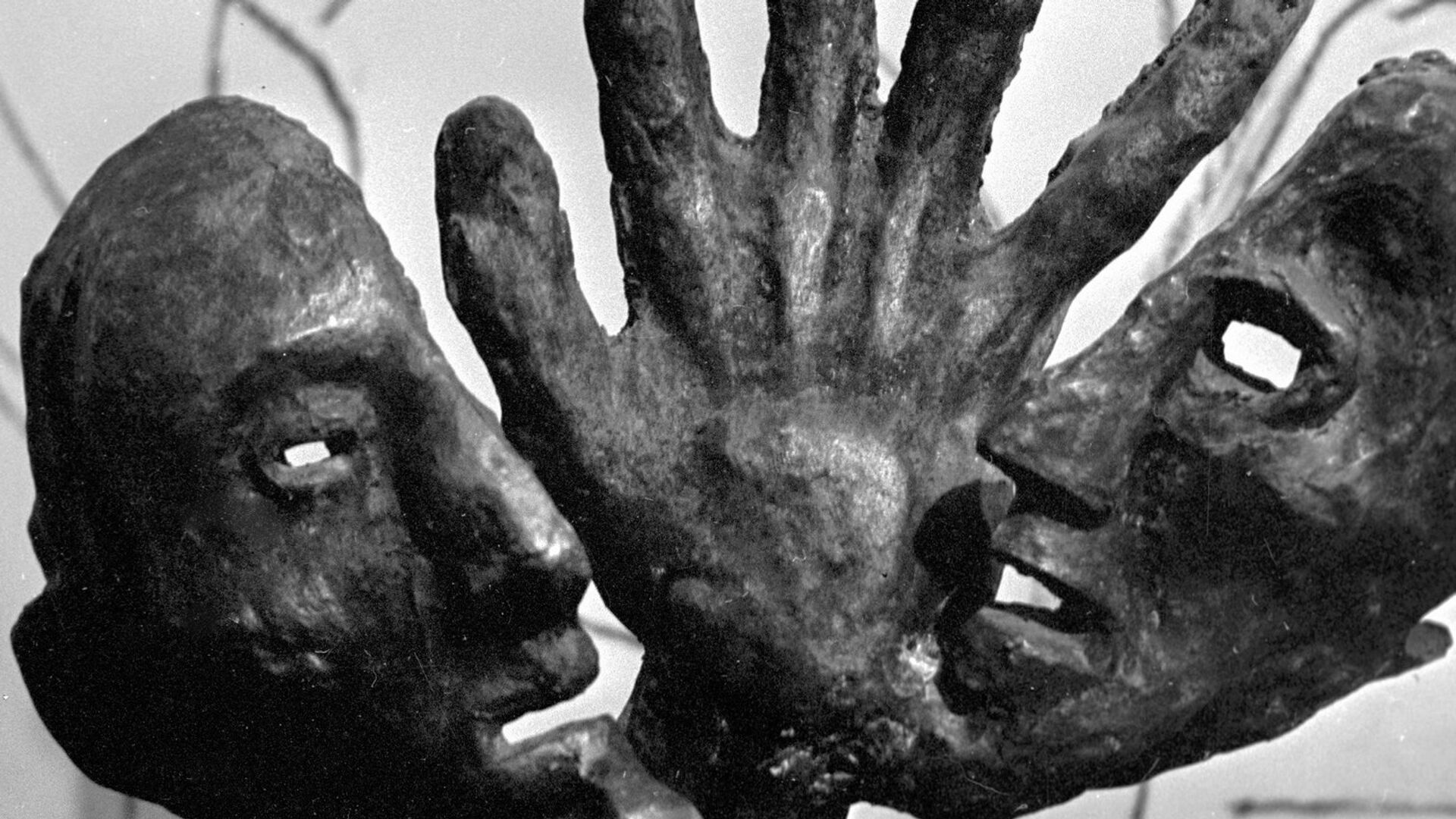 Скульптура Эрнста Неизвестного Атомный век (Хиросима), бронза - Sputnik Латвия, 1920, 27.01.2022